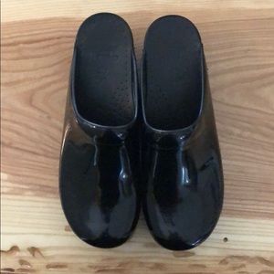 Like new patent leather DANSKO clogs